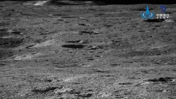 Superficie lunar dentro del cráter Von Karman