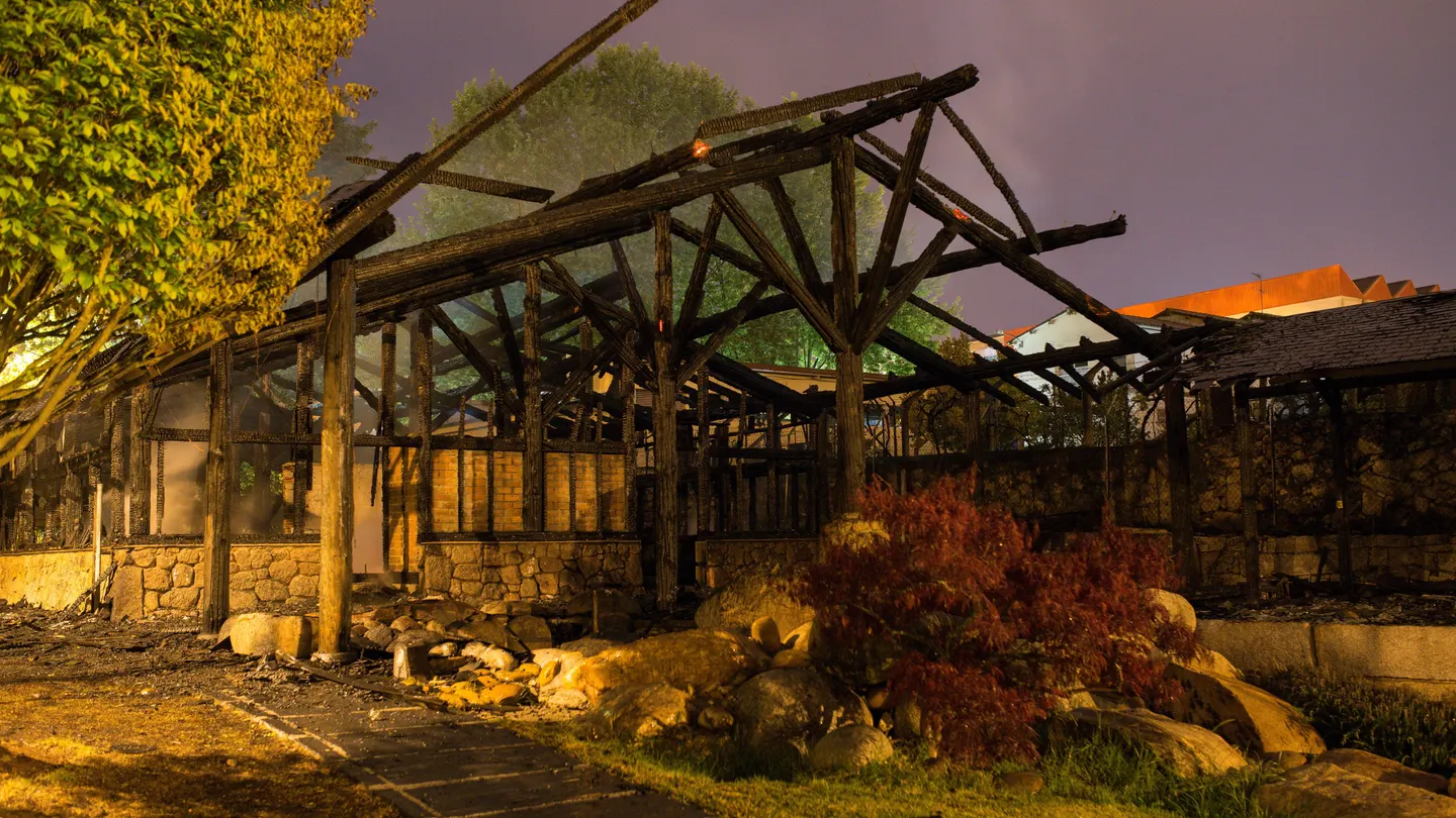 El fuego ha calcinado prácticamente al completo las instalaciones termales de A Chavasqueira El fuego ha calcinado prácticamente al completo las instalaciones termales de A Chavasqueira