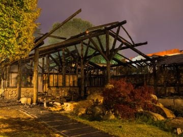 El fuego ha calcinado prácticamente al completo las instalaciones termales de A Chavasqueira El fuego ha calcinado prácticamente al completo las instalaciones termales de A Chavasqueira