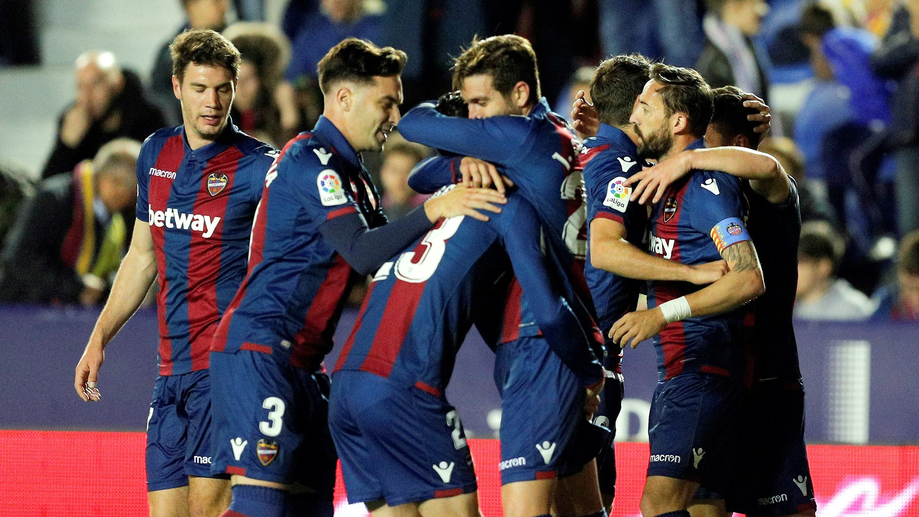 Los jugadores del Levante celebran un gol