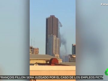 El impresionante vídeo en el que la piscina de un rascacielos se convierte en una cascada artificial en el terremoto de Filipinas El impresionante vídeo en el que la piscina de un rascacielos se convierte en una cascada artificial en el terremoto de Filipinas