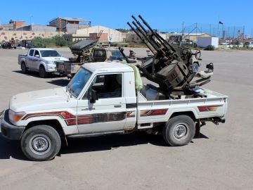 Varios militares se preparan para ir a la línea de combate en Trípoli (Libia) Varios militares se preparan para ir a la línea de combate en Trípoli (Libia)