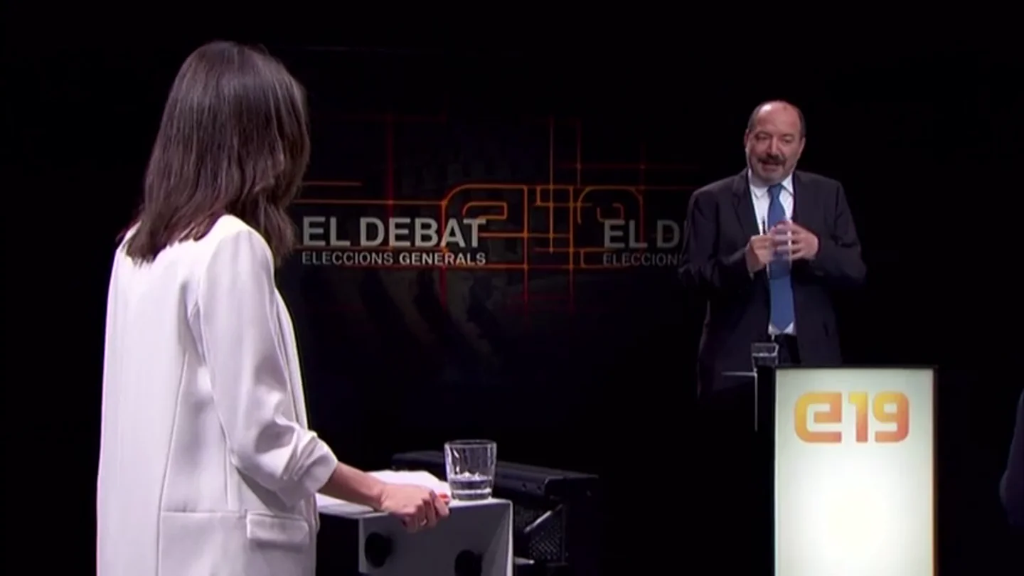 Inés Arrimadas le redacta la carta de dimisión al director de TV3 y se la entrega en pleno debate electoral Inés Arrimadas le redacta la carta de dimisión al director de TV3 y se la entrega en pleno debate electoral