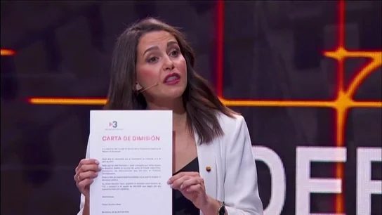 Inés Arrimadas le redacta la carta de dimisión al director de TV3 y se la entrega en pleno debate electoral Inés Arrimadas le redacta la carta de dimisión al director de TV3 y se la entrega en pleno debate electoral