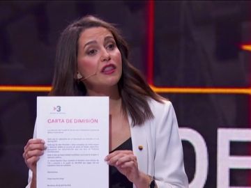 Inés Arrimadas le redacta la carta de dimisión al director de TV3 y se la entrega en pleno debate electoral Inés Arrimadas le redacta la carta de dimisión al director de TV3 y se la entrega en pleno debate electoral
