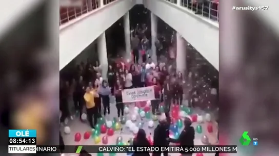 El emocionante recibimiento de unos alumnos a su profesor tras superar un cáncer El emocionante recibimiento de unos alumnos a su profesor tras superar un cáncer