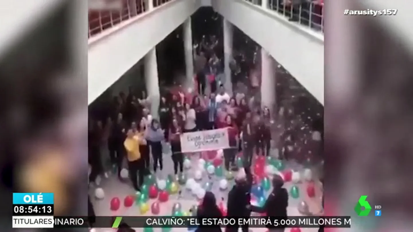 El emocionante recibimiento de unos alumnos a su profesor tras superar un cáncer El emocionante recibimiento de unos alumnos a su profesor tras superar un cáncer