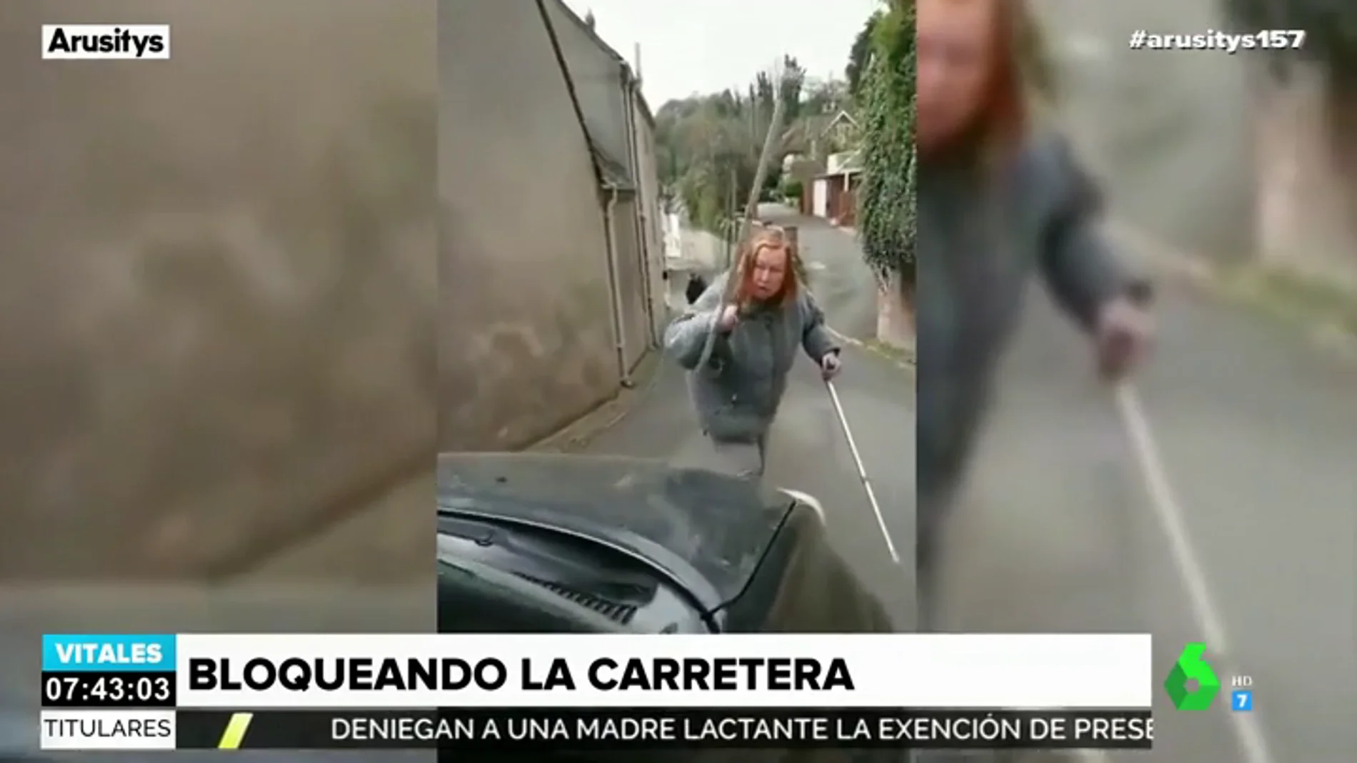 A 'muletazos': así se enfrenta una mujer a un conductor que le grita por bloquear la carretera