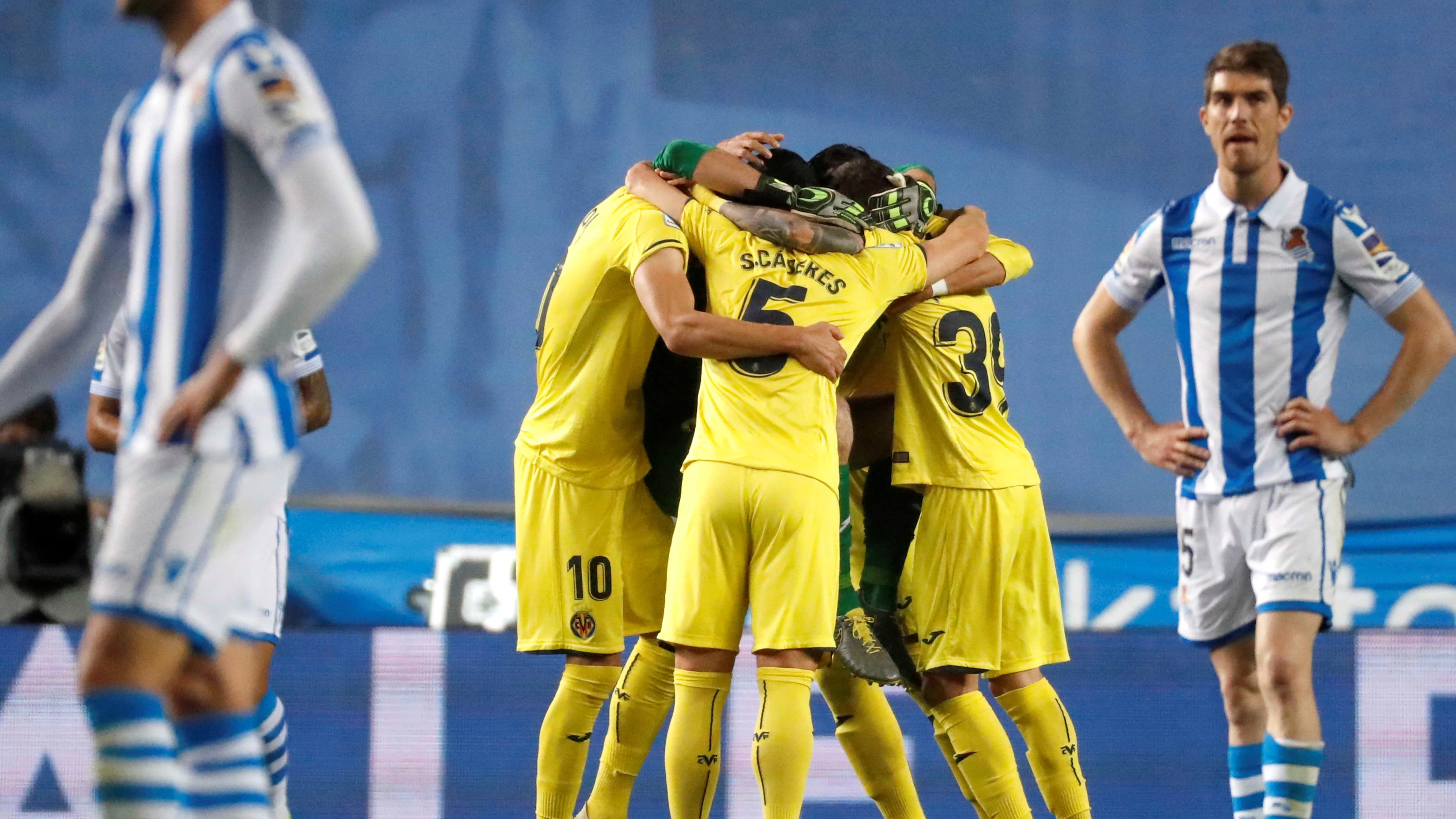 Los futbolistas del Villarreal hacen piña para celebrar un gol