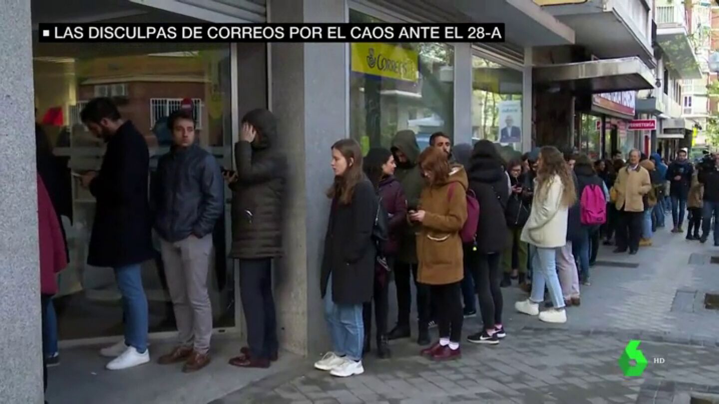 Correos se disculpa por el caos ante el 28A: los sindicatos achacan las largas colas a la falta de previsi&oacute;n