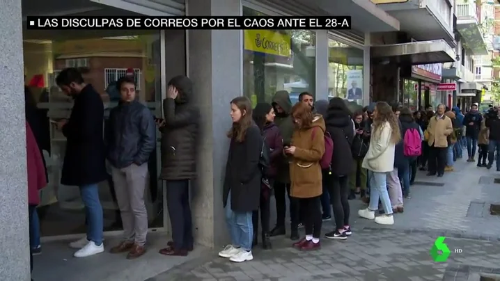 Correos se disculpa por el caos ante el 28A: los sindicatos achacan las largas colas a la falta de previsión