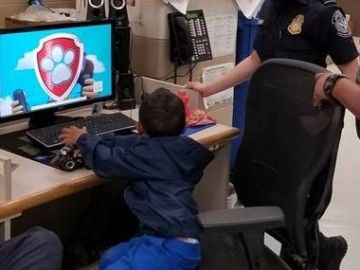 El pequeño fue descubierto solo y llorando en un campo de maíz por los agentes de la frontera El pequeño fue descubierto solo y llorando en un campo de maíz por los agentes de la frontera