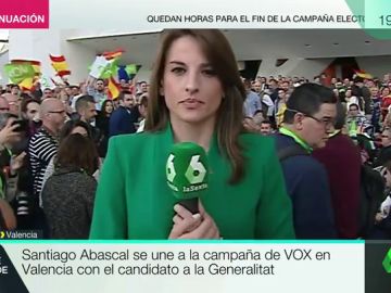 Abucheos y gritos de "fuera, fuera" a una periodista de laSexta durante un acto de Vox en Valencia Abucheos y gritos de "fuera, fuera" a una periodista de laSexta durante un acto de Vox en Valencia