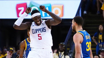  Montrezl Harrell celebra delante de Stephen Curry