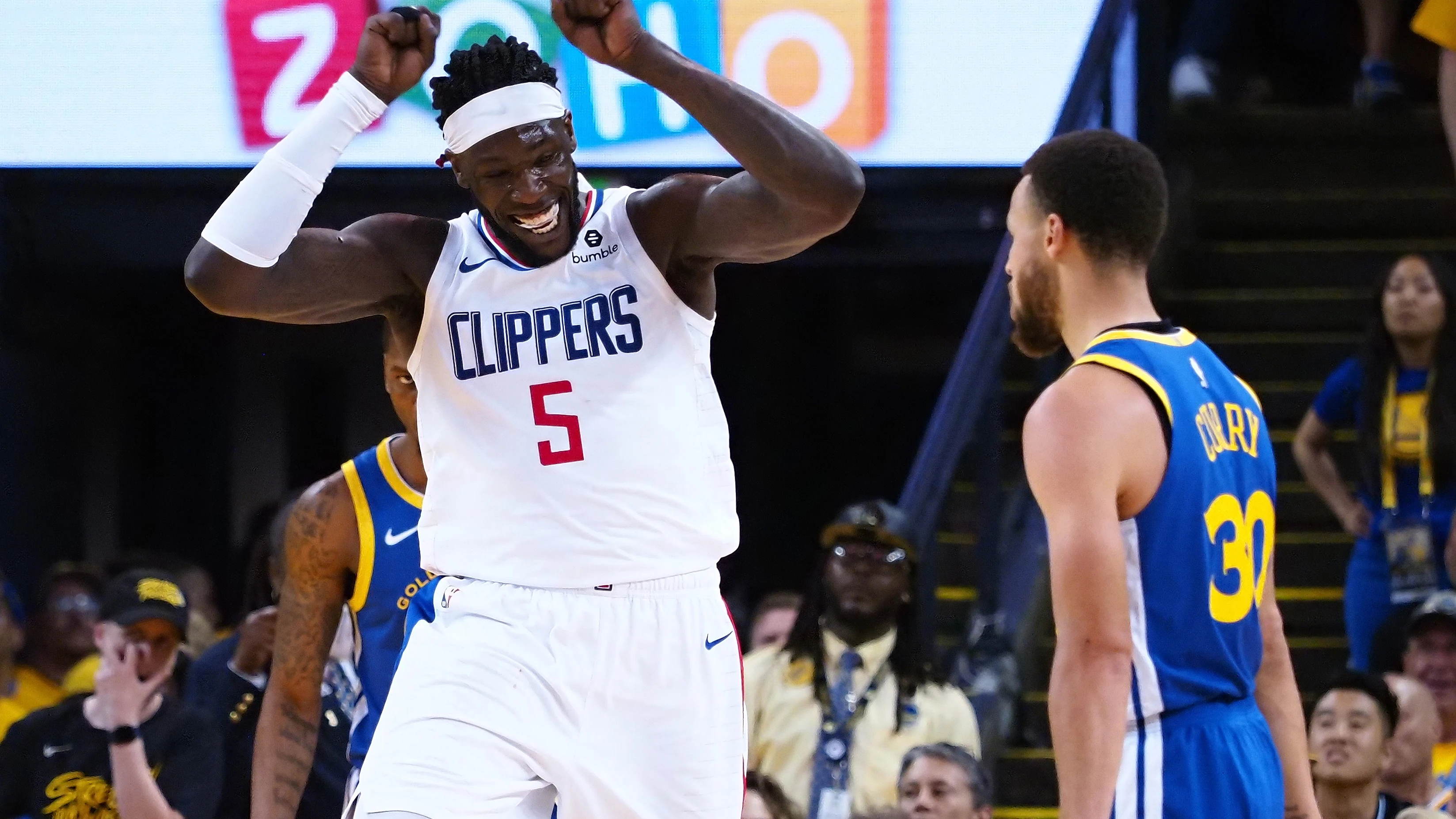  Montrezl Harrell celebra delante de Stephen Curry