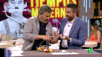 ¿Se puede cargar el móvil con una patata, un tomate y una moneda? Miki Nadal lo demuestra en Zapeando