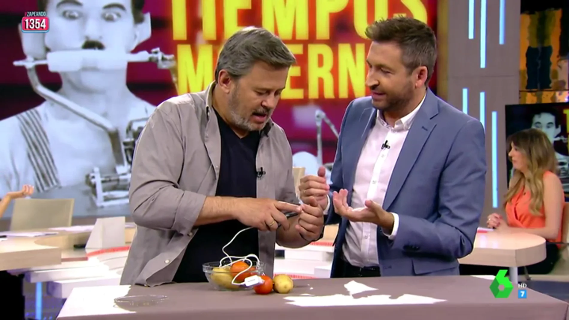 ¿Se puede cargar el móvil con una patata, un tomate y una moneda? Miki Nadal lo demuestra en Zapeando