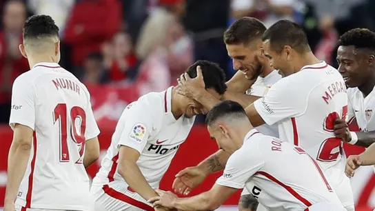 Los jugadores del Sevilla celebra un gol ante el Rayo. Los jugadores del Sevilla celebra un gol ante el Rayo.
