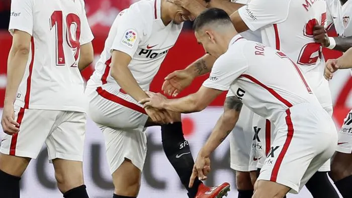 Los jugadores del Sevilla celebra un gol ante el Rayo. 