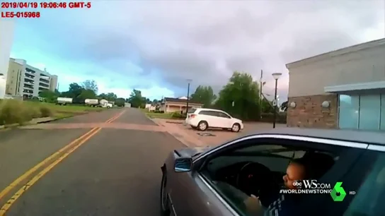 Dos agentes agreden brutalmente a una mujer que había huido de un accidente de tráfico en Alabama Dos agentes agreden brutalmente a una mujer que había huido de un accidente de tráfico en Alabama