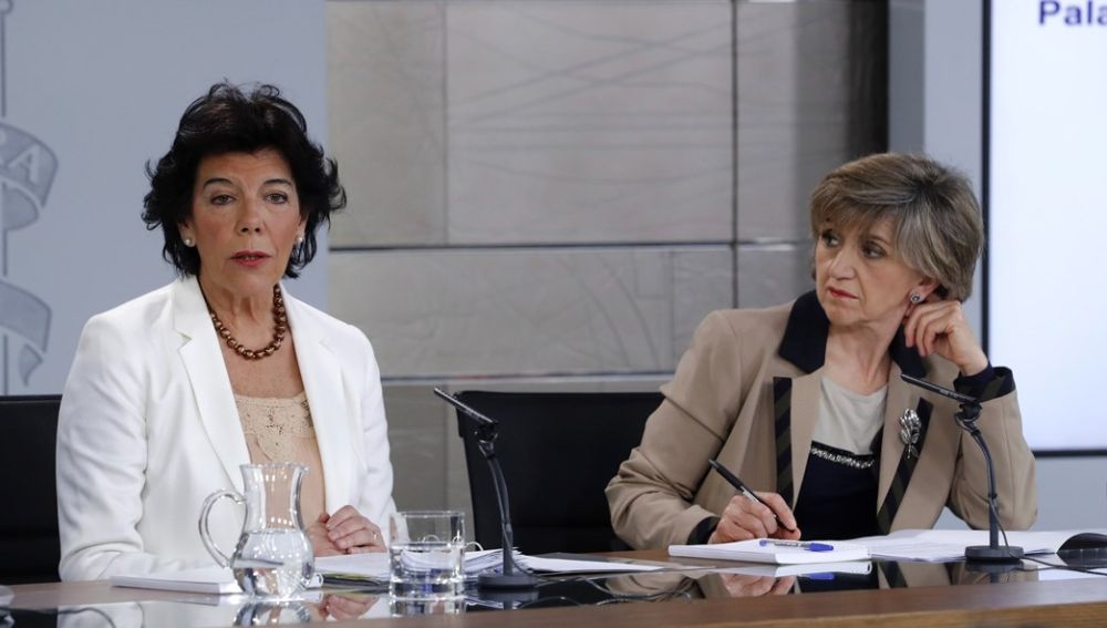La portavoz del Gobierno y ministra de Educación, Isabel Celaá, y la ministra de Sanidad, María Luisa Carcedo