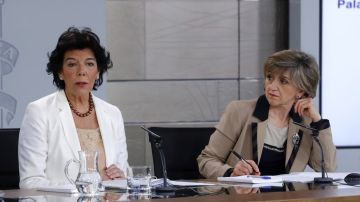 La portavoz del Gobierno y ministra de Educación, Isabel Celaá, y la ministra de Sanidad, María Luisa Carcedo