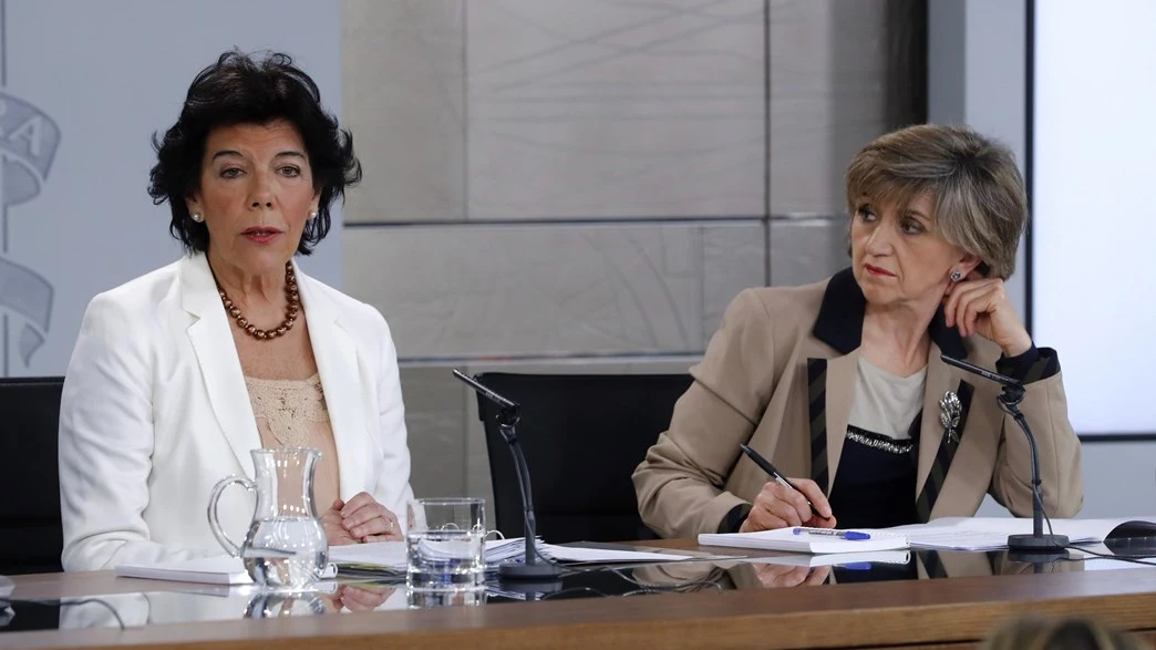 La portavoz del Gobierno y ministra de Educación, Isabel Celaá, y la ministra de Sanidad, María Luisa Carcedo