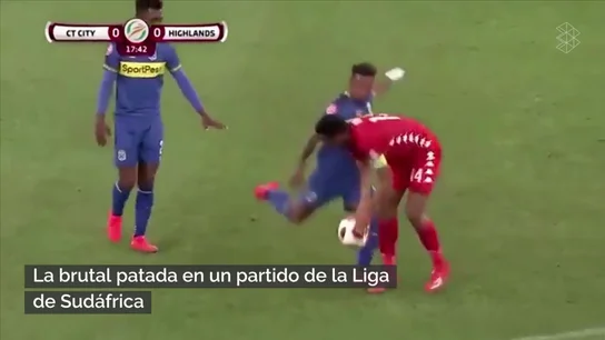 La brutal patada de Erasmus durante un partido de la Liga de Sudáfrica: quizá pueda ser roja... La brutal patada de Erasmus durante un partido de la Liga de Sudáfrica: quizá pueda ser roja...
