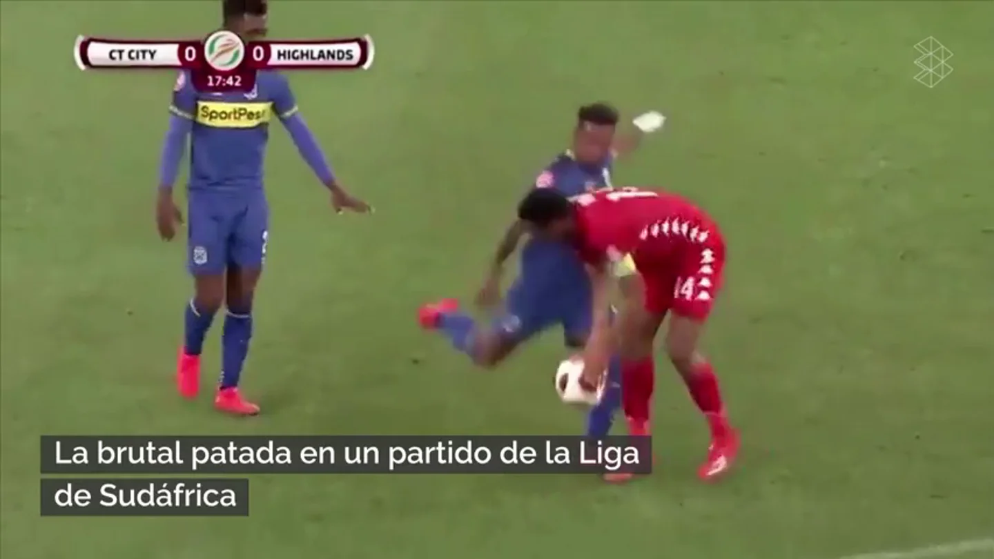 La brutal patada de Erasmus durante un partido de la Liga de Sudáfrica: quizá pueda ser roja... La brutal patada de Erasmus durante un partido de la Liga de Sudáfrica: quizá pueda ser roja...