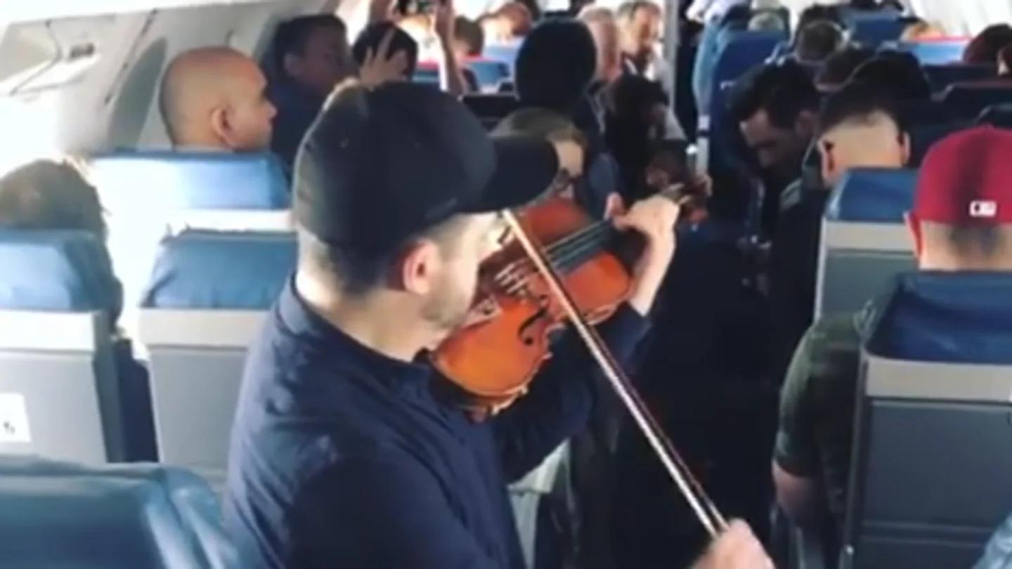 El músico tocando en pleno vuelo El músico tocando en pleno vuelo