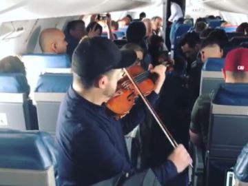 El músico tocando en pleno vuelo El músico tocando en pleno vuelo