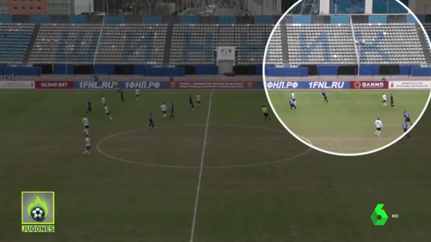 Un balonazo a un pájaro durante un partido en Rusia obliga a parar un partido Un balonazo a un pájaro durante un partido en Rusia obliga a parar un partido