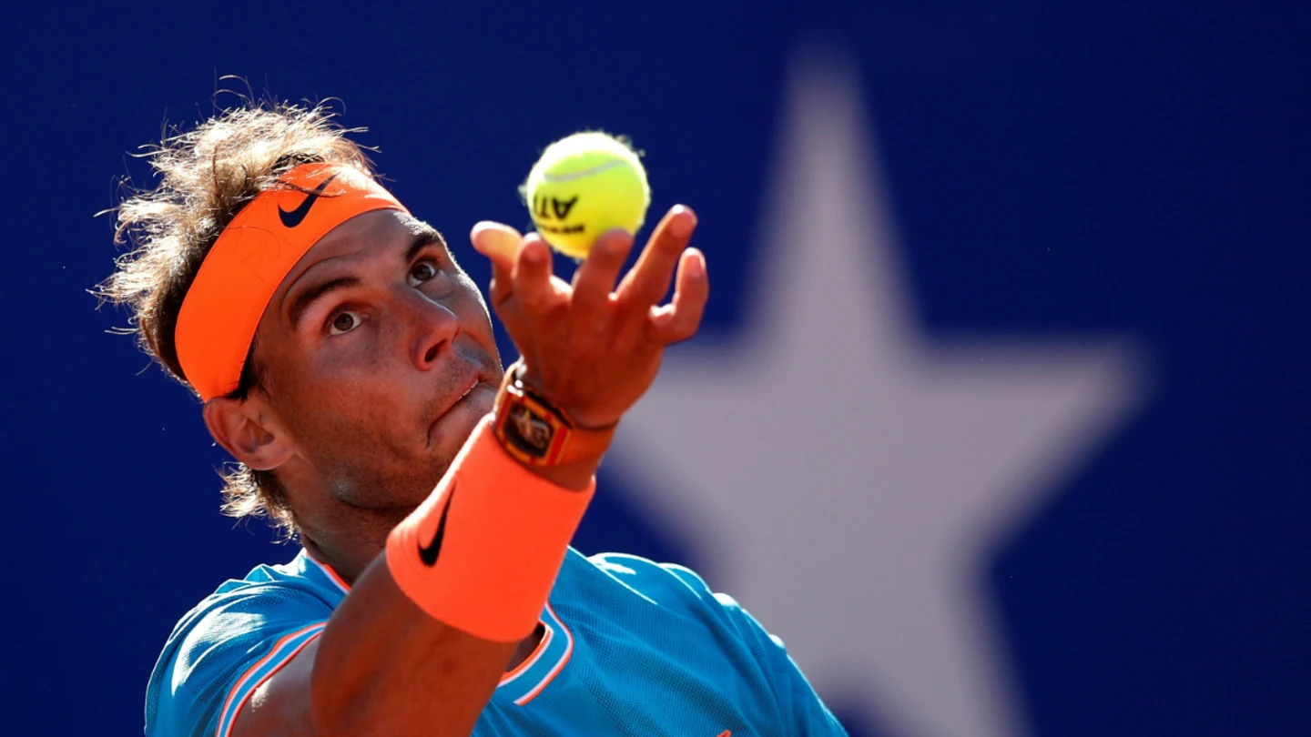Rafa Nadal golpea una bola Rafa Nadal golpea una bola