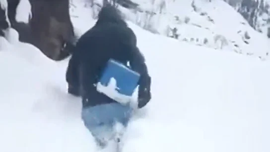 El emocionante vídeo de un hombre andando entre toneladas de nieve para llevar vacunas a niños pakistaníes El emocionante vídeo de un hombre andando entre toneladas de nieve para llevar vacunas a niños pakistaníes