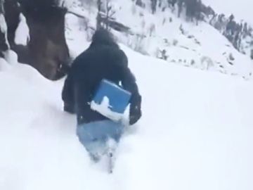 El emocionante vídeo de un hombre andando entre toneladas de nieve para llevar vacunas a niños pakistaníes El emocionante vídeo de un hombre andando entre toneladas de nieve para llevar vacunas a niños pakistaníes