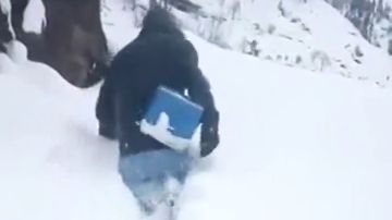 El emocionante vídeo de un hombre andando entre toneladas de nieve para llevar vacunas a niños pakistaníes