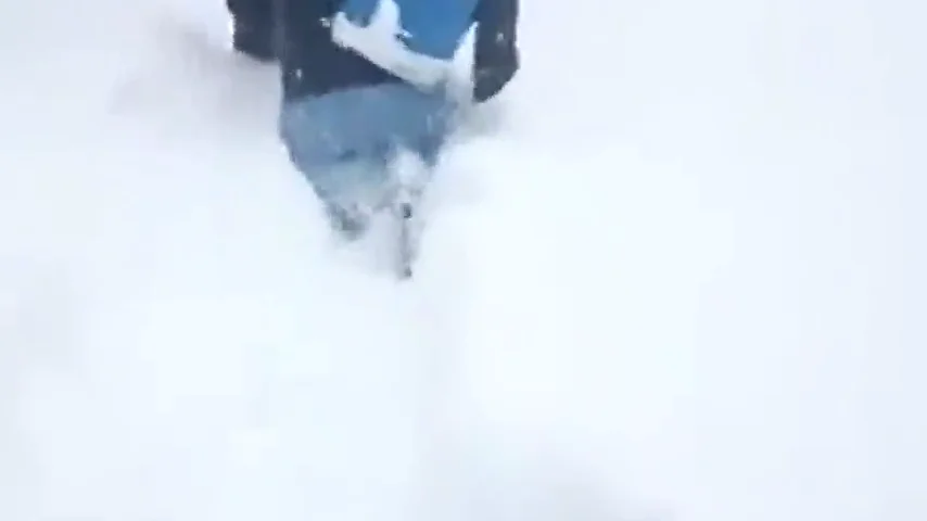 El emocionante vídeo de un hombre andando entre toneladas de nieve para llevar vacunas a niños pakistaníes