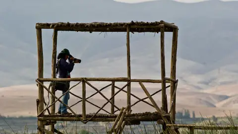 Observadores de aves en el Santuario Nacional Lagunas de Mejía Observadores de aves en el Santuario Nacional Lagunas de Mejía