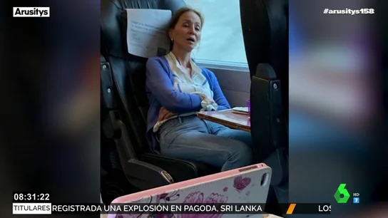 La inaudita fotografía de Isabel Preysler durmiendo con la boca abierta en el tren La inaudita fotografía de Isabel Preysler durmiendo con la boca abierta en el tren