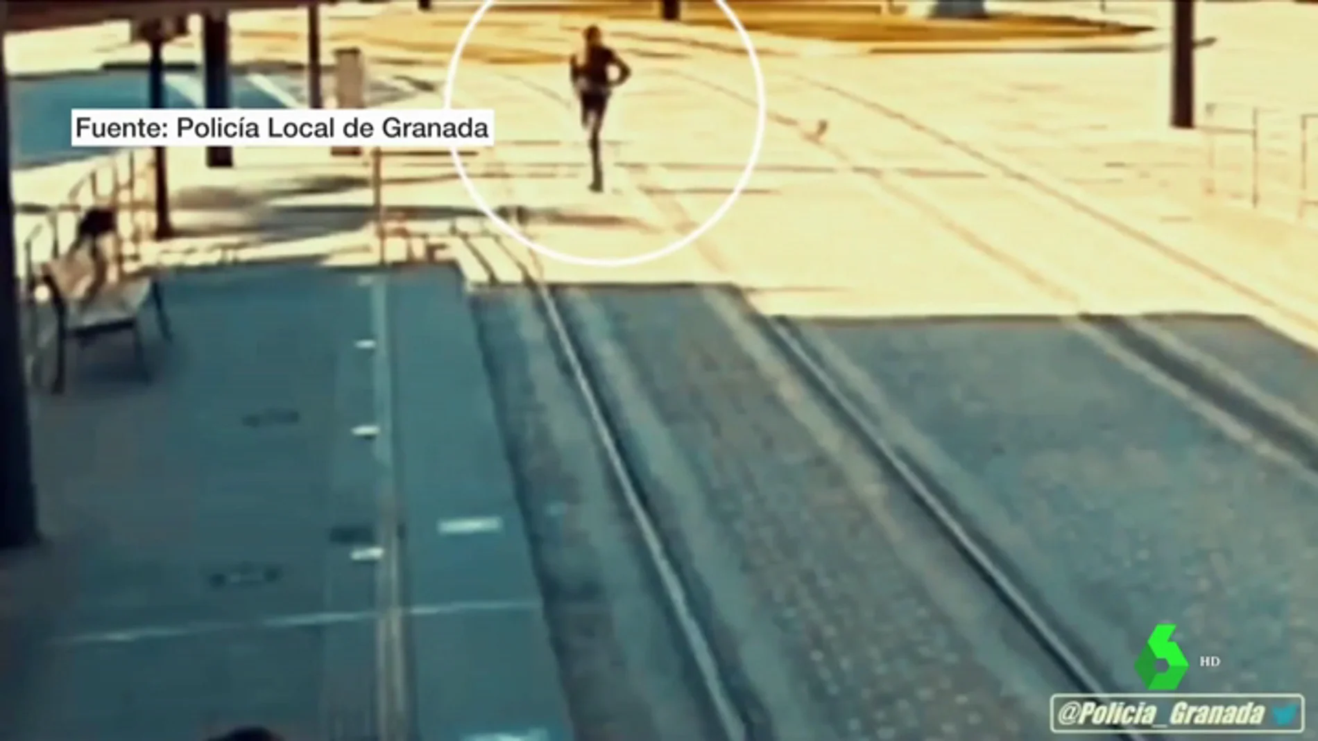 Un policía local salva a una mujer ciega a punto de ser arrollada por el metro en Granada