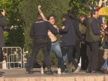 Femen irrumpe en un acto de Vox en Madrid Femen irrumpe en un acto de Vox en Madrid