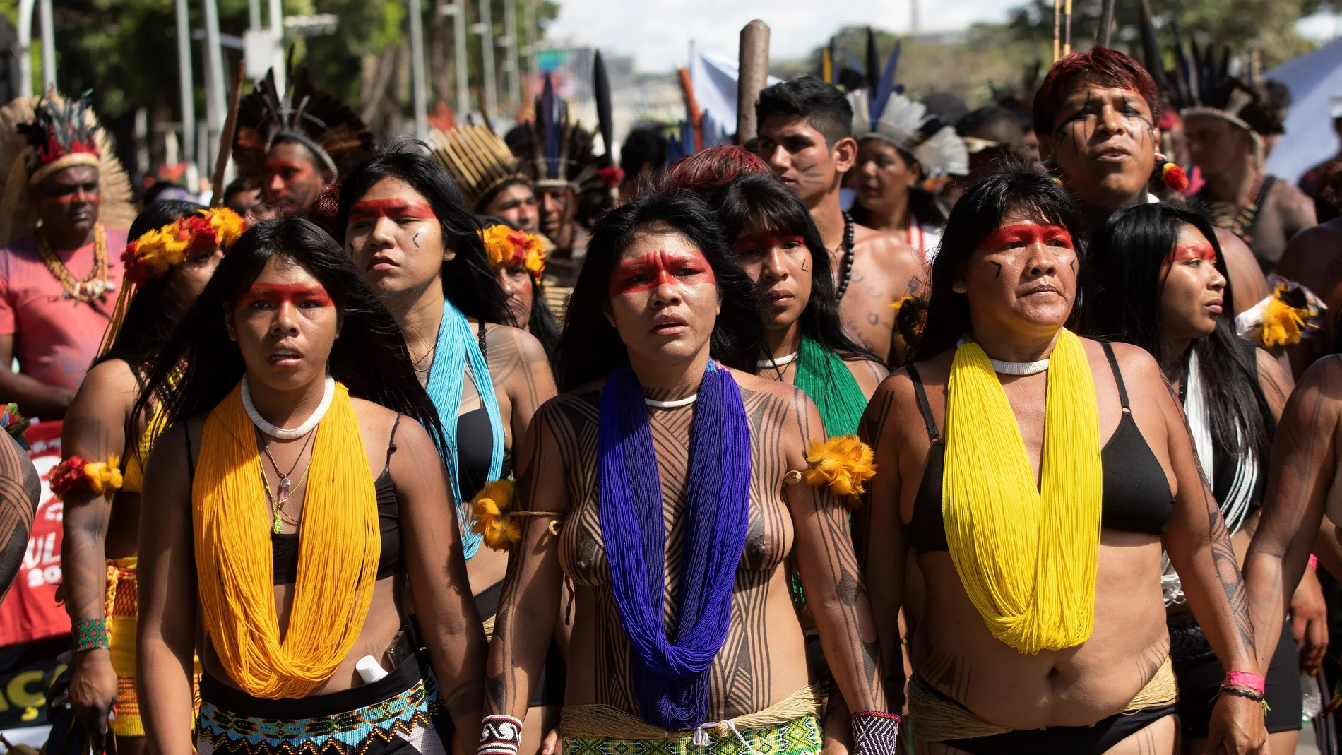 Indios de diversas tribus protestan contra las políticas del Gobierno de Jair Bolsonaro