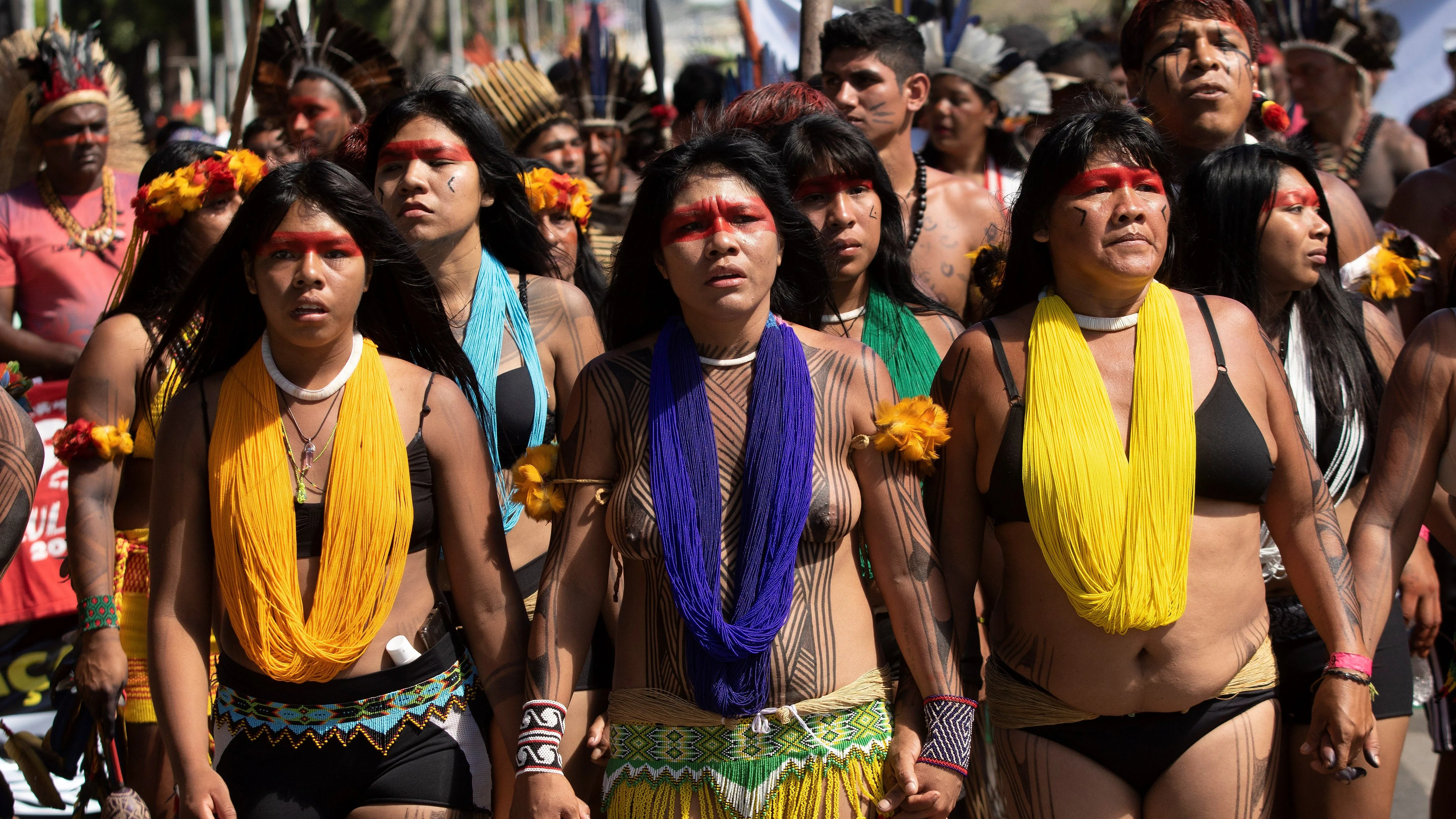 Indios de diversas tribus protestan contra las políticas del Gobierno de Jair Bolsonaro