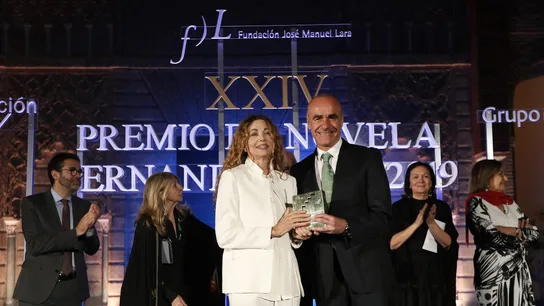 La escritora Angela Becerra recibe de manos del delegado de Cultura de Sevilla el galardón La escritora Angela Becerra recibe de manos del delegado de Cultura de Sevilla el galardón