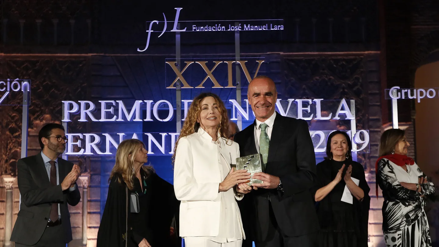 La escritora Angela Becerra recibe de manos del delegado de Cultura de Sevilla el galardón La escritora Angela Becerra recibe de manos del delegado de Cultura de Sevilla el galardón