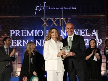 La escritora Angela Becerra recibe de manos del delegado de Cultura de Sevilla el galardón La escritora Angela Becerra recibe de manos del delegado de Cultura de Sevilla el galardón