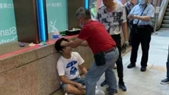 Imagen del joven agredido tras gritar spoilers de 'Avengers: Endgame' a la salida de un cine en Hong Kong Imagen del joven agredido tras gritar spoilers de 'Avengers: Endgame' a la salida de un cine en Hong Kong