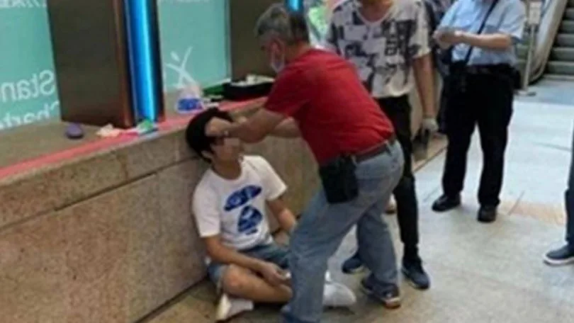 Imagen del joven agredido tras gritar spoilers de 'Avengers: Endgame' a la salida de un cine en Hong Kong