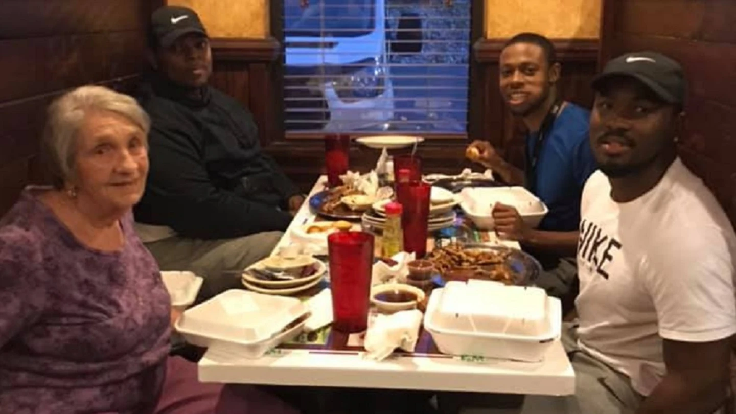 Imagen de tres jóvenes cenando junto a una anciana en Alabama Imagen de tres jóvenes cenando junto a una anciana en Alabama