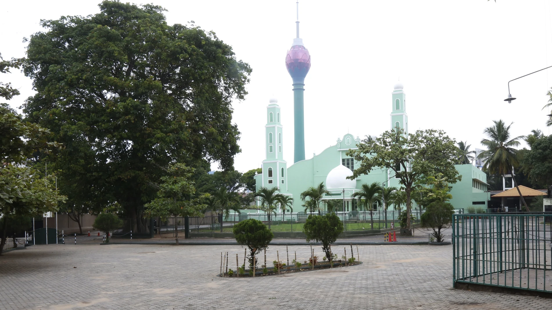 Una plaza desierta junto a la mezquita Zahira College, este viernes en Colombo (Sri Lanka)